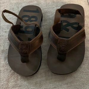 Boys A&F flip flops